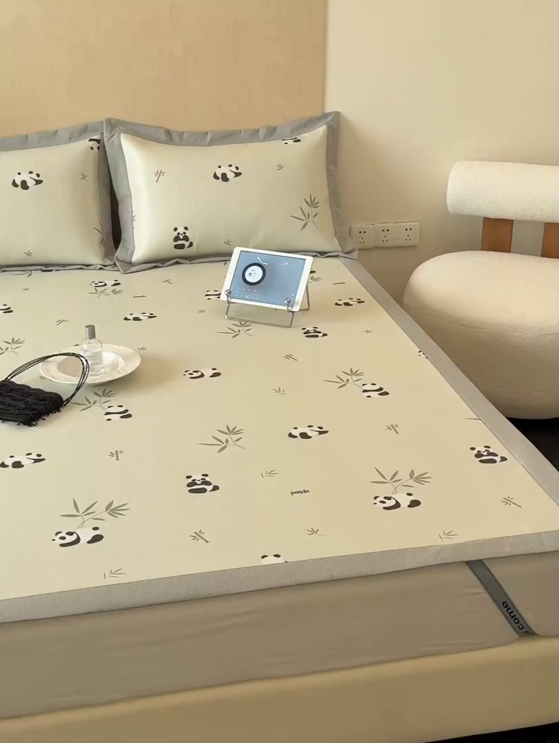 91家纺网 家纺一手货源 找家纺 懒猫家纺 2026新款高精密冰丝抗菌防螨床席床笠凉席 熊猫乐园-绿床席