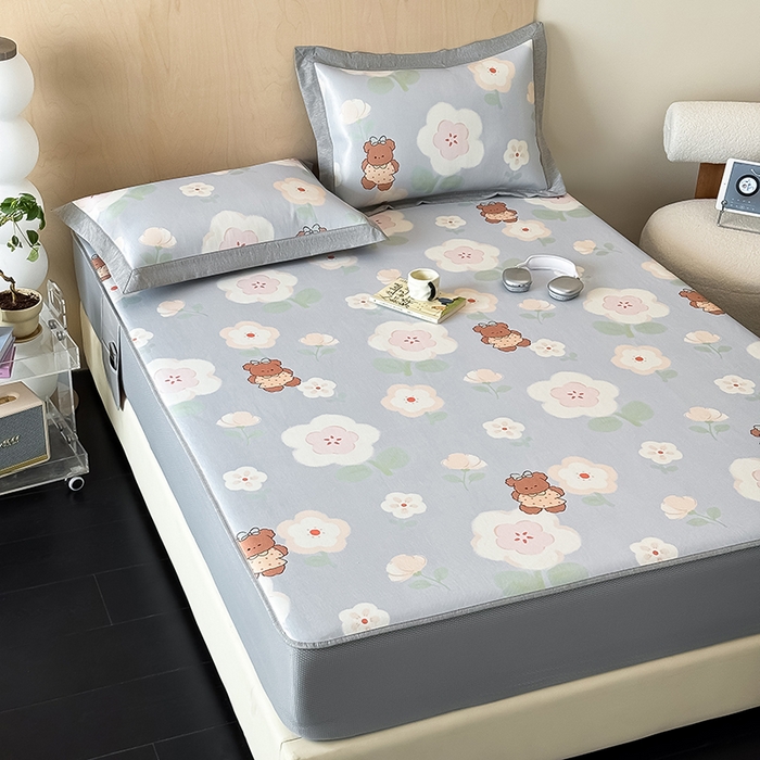 91家纺网 家纺一手货源 找家纺 懒猫家纺 2026新款高精密冰丝抗菌防螨床席床笠凉席 花间小熊床笠