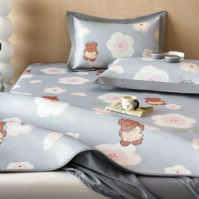 91家纺网 家纺一手货源 找家纺 懒猫家纺 2026新款高精密冰丝抗菌防螨床席床笠凉席 花间小熊床笠