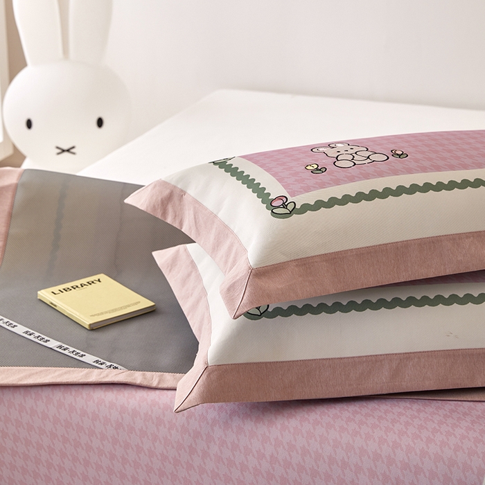 91家纺网 家纺一手货源 找家纺 懒猫家纺 2026新款1200D冰丝印花刺绣凉席床笠款床席款 花园小兔-床席款