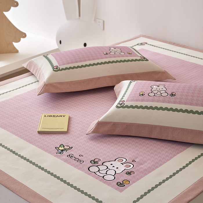 91家纺网 家纺一手货源 找家纺 懒猫家纺 2026新款1200D冰丝印花刺绣凉席床笠款床席款 花园小兔-床席款