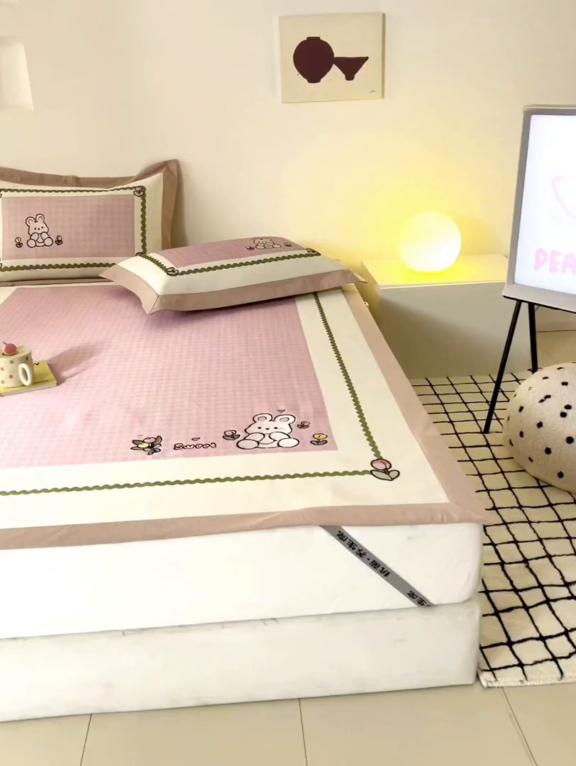 91家纺网 家纺一手货源 找家纺 懒猫家纺 2026新款1200D冰丝印花刺绣凉席床笠款床席款 花园小兔-床席款