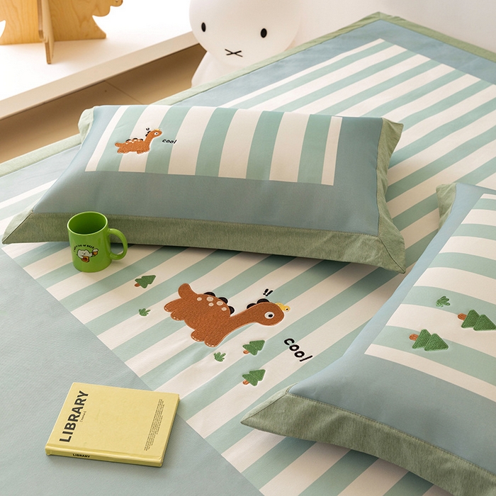 91家纺网 家纺一手货源 找家纺 懒猫家纺 2026新款1200D冰丝印花刺绣凉席床笠款床席款 酷酷恐龙-床席款