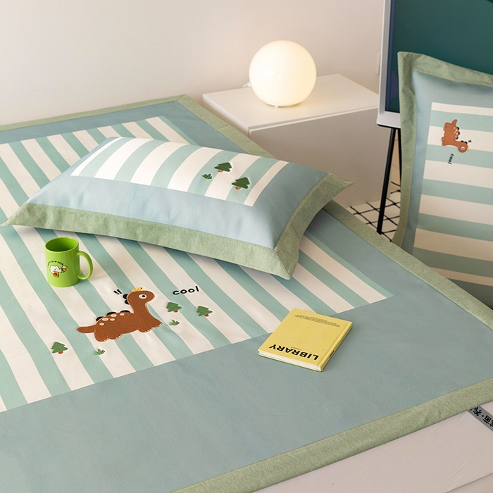 91家纺网 家纺一手货源 找家纺 懒猫家纺 2026新款1200D冰丝印花刺绣凉席床笠款床席款 酷酷恐龙-床席款