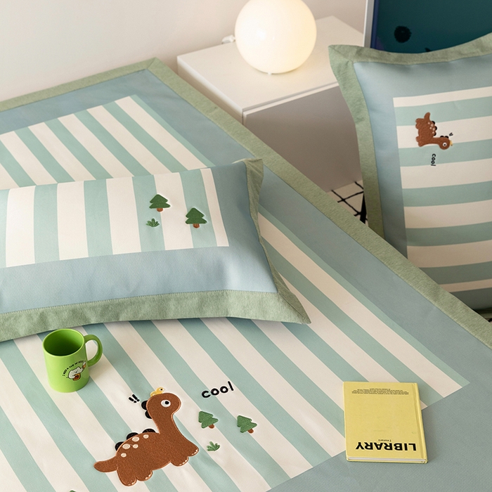 91家纺网 家纺一手货源 找家纺 懒猫家纺 2026新款1200D冰丝印花刺绣凉席床笠款床席款 酷酷恐龙-床席款