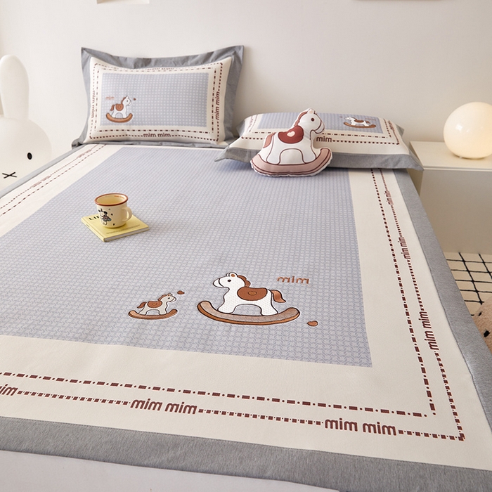 91家纺网 家纺一手货源 找家纺 懒猫家纺 2026新款1200D冰丝印花刺绣凉席床笠款床席款 摇摆木马-床席款