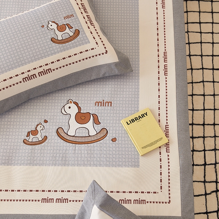 91家纺网 家纺一手货源 找家纺 懒猫家纺 2026新款1200D冰丝印花刺绣凉席床笠款床席款 摇摆木马-床席款