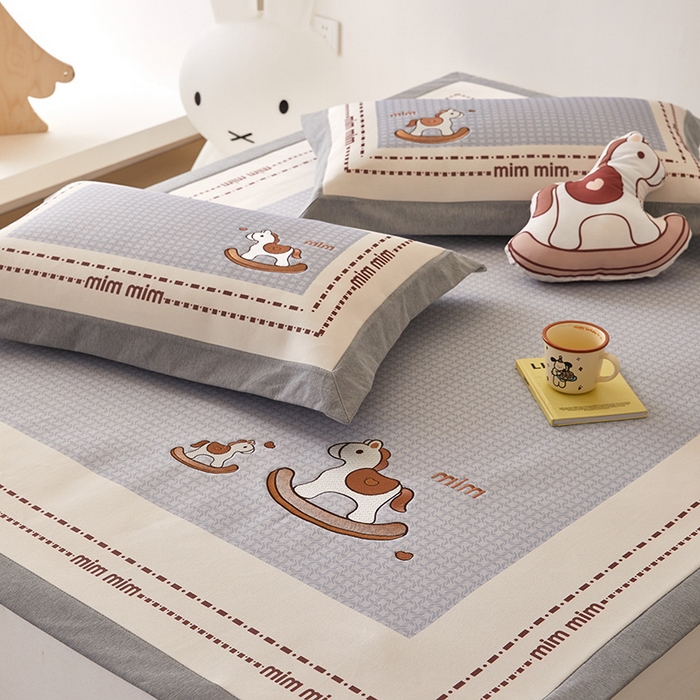 91家纺网 家纺一手货源 找家纺 懒猫家纺 2026新款1200D冰丝印花刺绣凉席床笠款床席款 摇摆木马-床席款