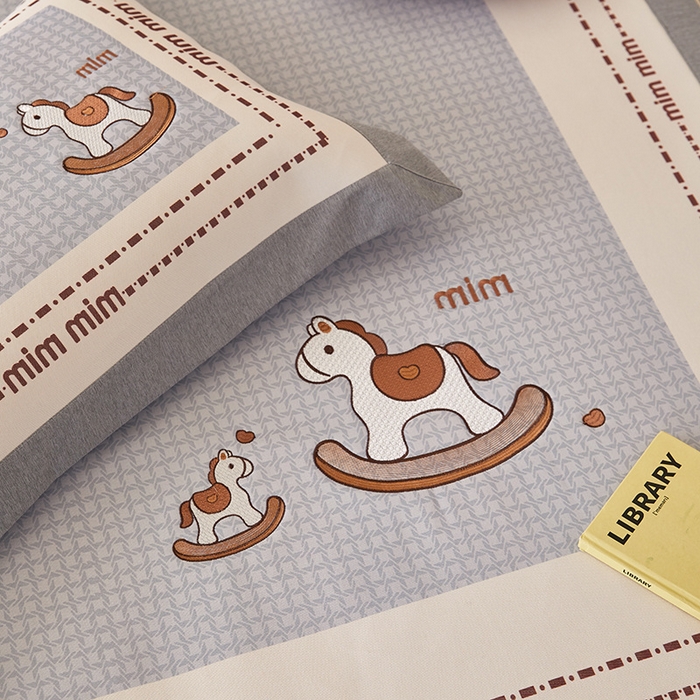 91家纺网 家纺一手货源 找家纺 懒猫家纺 2026新款1200D冰丝印花刺绣凉席床笠款床席款 摇摆木马-床席款