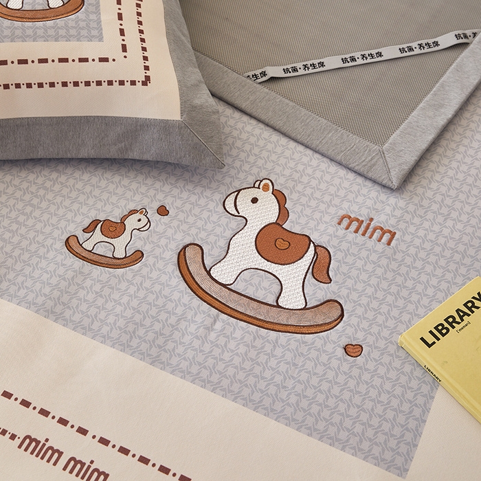 91家纺网 家纺一手货源 找家纺 懒猫家纺 2026新款1200D冰丝印花刺绣凉席床笠款床席款 摇摆木马-床席款