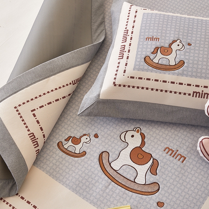 91家纺网 家纺一手货源 找家纺 懒猫家纺 2026新款1200D冰丝印花刺绣凉席床笠款床席款 摇摆木马-床席款