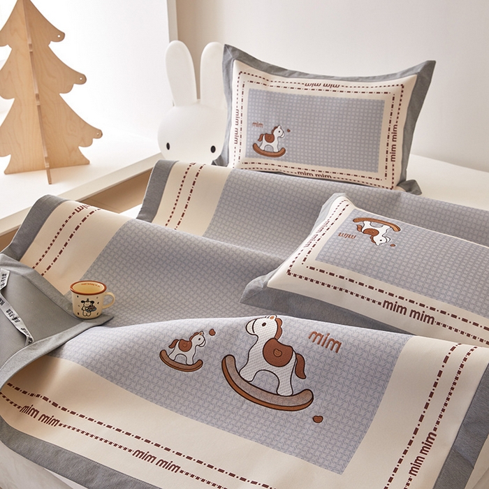 91家纺网 家纺一手货源 找家纺 懒猫家纺 2026新款1200D冰丝印花刺绣凉席床笠款床席款 摇摆木马-床席款