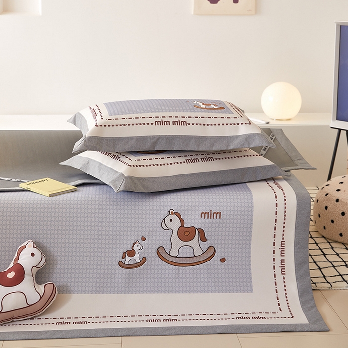 91家纺网 家纺一手货源 找家纺 懒猫家纺 2026新款1200D冰丝印花刺绣凉席床笠款床席款 摇摆木马-床席款