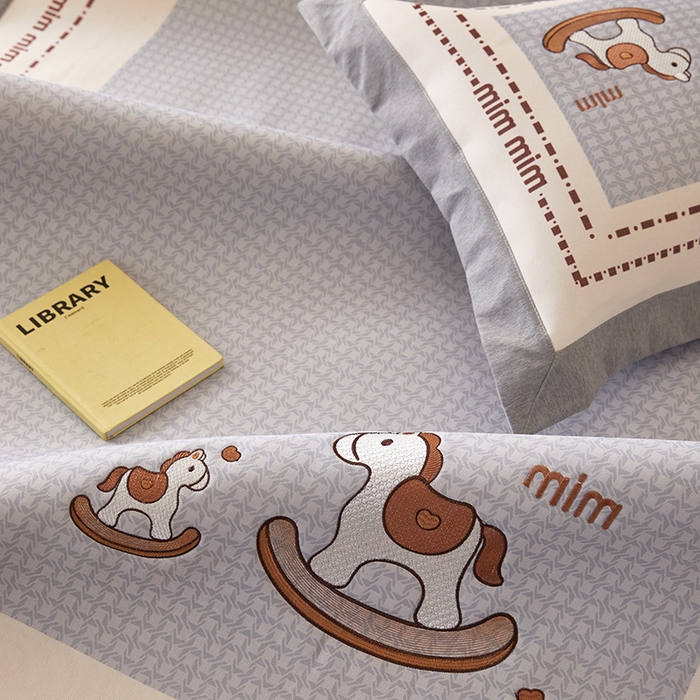 91家纺网 家纺一手货源 找家纺 懒猫家纺 2026新款1200D冰丝印花刺绣凉席床笠款床席款 摇摆木马-床席款