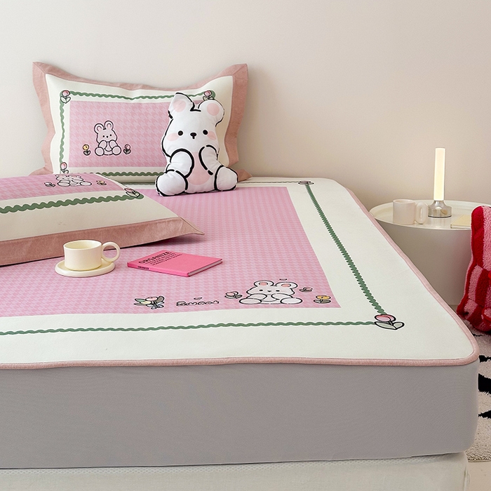 91家纺网 家纺一手货源 找家纺 懒猫家纺 2026新款1200D冰丝印花刺绣凉席床笠款床席款 花园小兔-床笠款