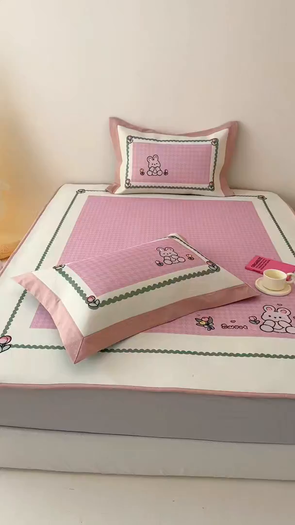 91家纺网 家纺一手货源 找家纺 懒猫家纺 2026新款1200D冰丝印花刺绣凉席床笠款床席款 花园小兔-床笠款