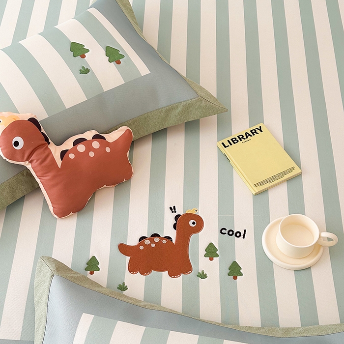 91家纺网 家纺一手货源 找家纺 懒猫家纺 2026新款1200D冰丝印花刺绣凉席床笠款床席款 酷酷恐龙-床笠款