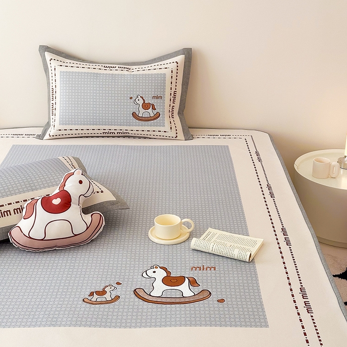 91家纺网 家纺一手货源 找家纺 懒猫家纺 2026新款1200D冰丝印花刺绣凉席床笠款床席款 摇摆木马-床笠款