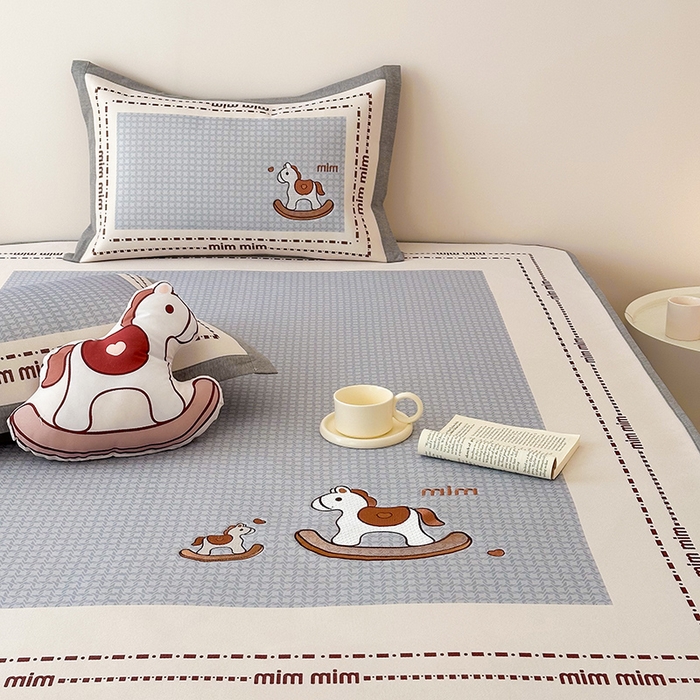 91家纺网 家纺一手货源 找家纺 懒猫家纺 2026新款1200D冰丝印花刺绣凉席床笠款床席款 摇摆木马-床笠款