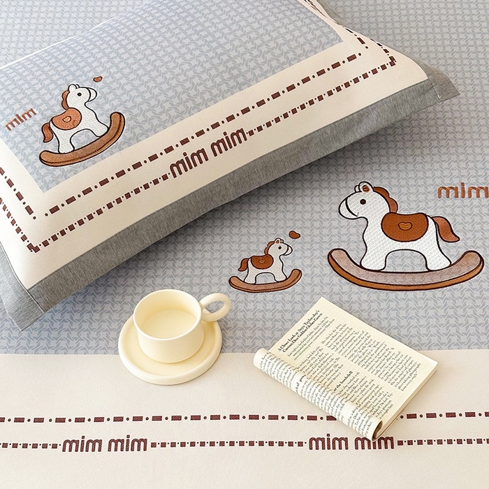 91家纺网 家纺一手货源 找家纺 懒猫家纺 2026新款1200D冰丝印花刺绣凉席床笠款床席款 摇摆木马-床笠款