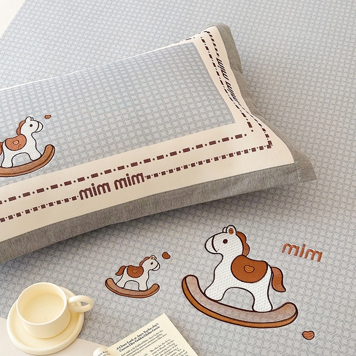 91家纺网 家纺一手货源 找家纺 懒猫家纺 2026新款1200D冰丝印花刺绣凉席床笠款床席款 摇摆木马-床笠款