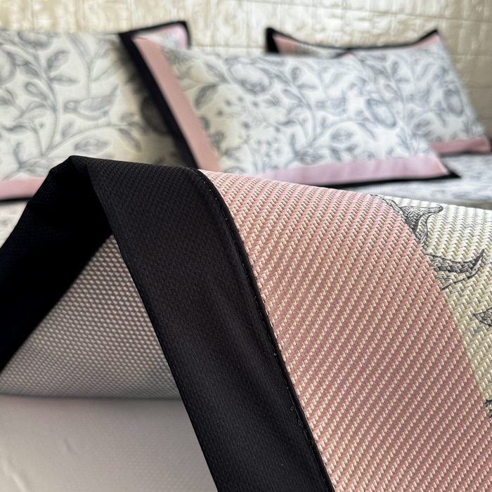 91家纺网 家纺一手货源 找家纺 懒猫家纺 2026新款800D数码印花大版冰藤凉席 妮莉丝