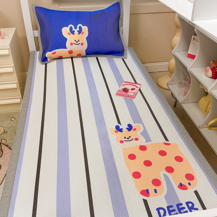 91家纺网 家纺一手货源 找家纺 懒猫家纺 2026新款600D数码印花大版学生宿舍冰藤凉席 冒险小鹿