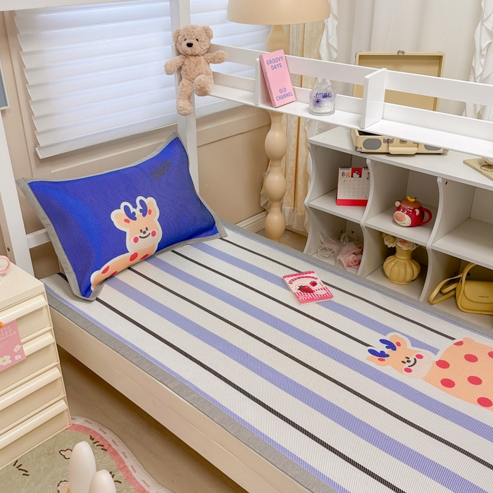 91家纺网 家纺一手货源 找家纺 懒猫家纺 2026新款600D数码印花大版学生宿舍冰藤凉席 冒险小鹿