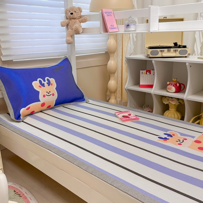 91家纺网 家纺一手货源 找家纺 懒猫家纺 2026新款600D数码印花大版学生宿舍冰藤凉席 冒险小鹿