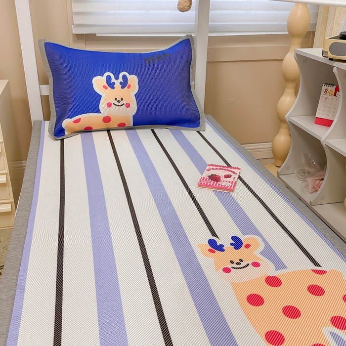 91家纺网 家纺一手货源 找家纺 懒猫家纺 2026新款600D数码印花大版学生宿舍冰藤凉席 冒险小鹿