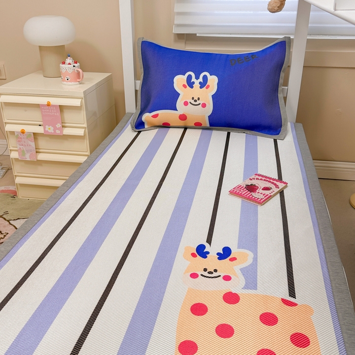 91家纺网 家纺一手货源 找家纺 懒猫家纺 2026新款600D数码印花大版学生宿舍冰藤凉席 冒险小鹿