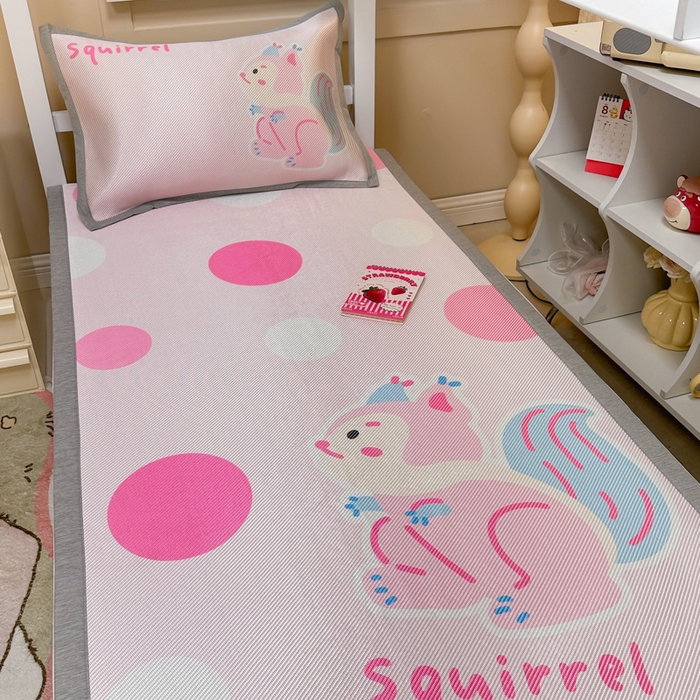 91家纺网 家纺一手货源 找家纺 懒猫家纺 2026新款600D数码印花大版学生宿舍冰藤凉席 松鼠日记