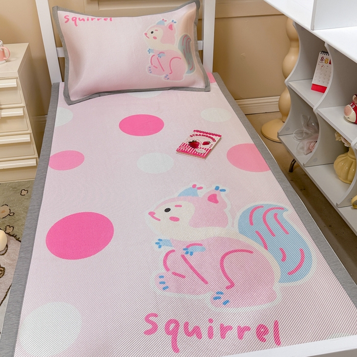 91家纺网 家纺一手货源 找家纺 懒猫家纺 2026新款600D数码印花大版学生宿舍冰藤凉席 松鼠日记