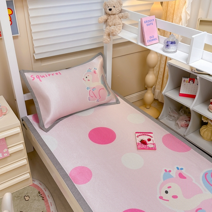 91家纺网 家纺一手货源 找家纺 懒猫家纺 2026新款600D数码印花大版学生宿舍冰藤凉席 松鼠日记