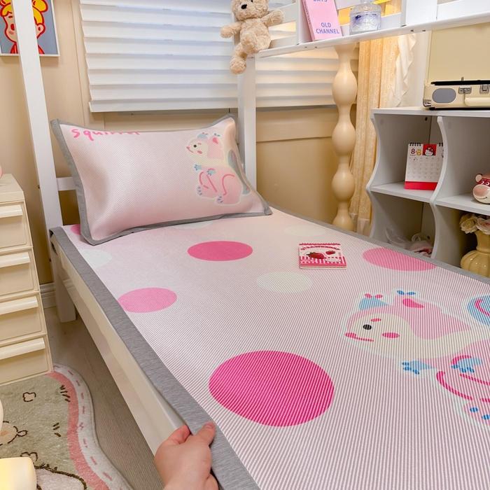 91家纺网 家纺一手货源 找家纺 懒猫家纺 2026新款600D数码印花大版学生宿舍冰藤凉席 松鼠日记