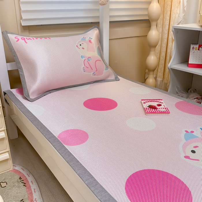 91家纺网 家纺一手货源 找家纺 懒猫家纺 2026新款600D数码印花大版学生宿舍冰藤凉席 松鼠日记