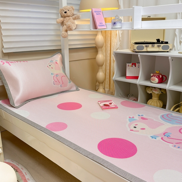 91家纺网 家纺一手货源 找家纺 懒猫家纺 2026新款600D数码印花大版学生宿舍冰藤凉席 松鼠日记