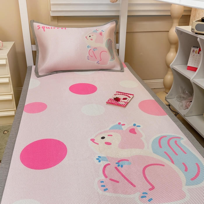 91家纺网 家纺一手货源 找家纺 懒猫家纺 2026新款600D数码印花大版学生宿舍冰藤凉席 松鼠日记