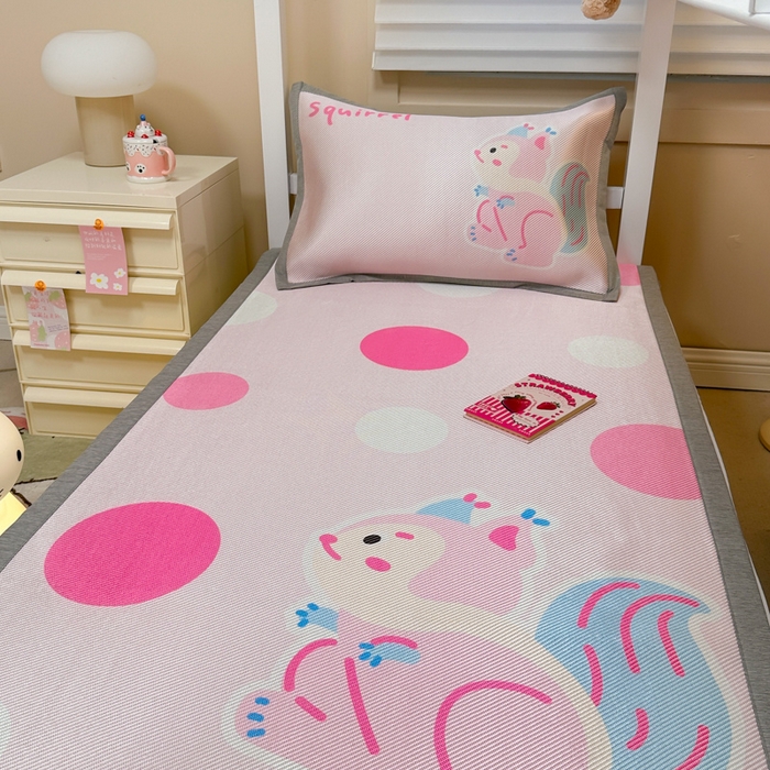 91家纺网 家纺一手货源 找家纺 懒猫家纺 2026新款600D数码印花大版学生宿舍冰藤凉席 松鼠日记