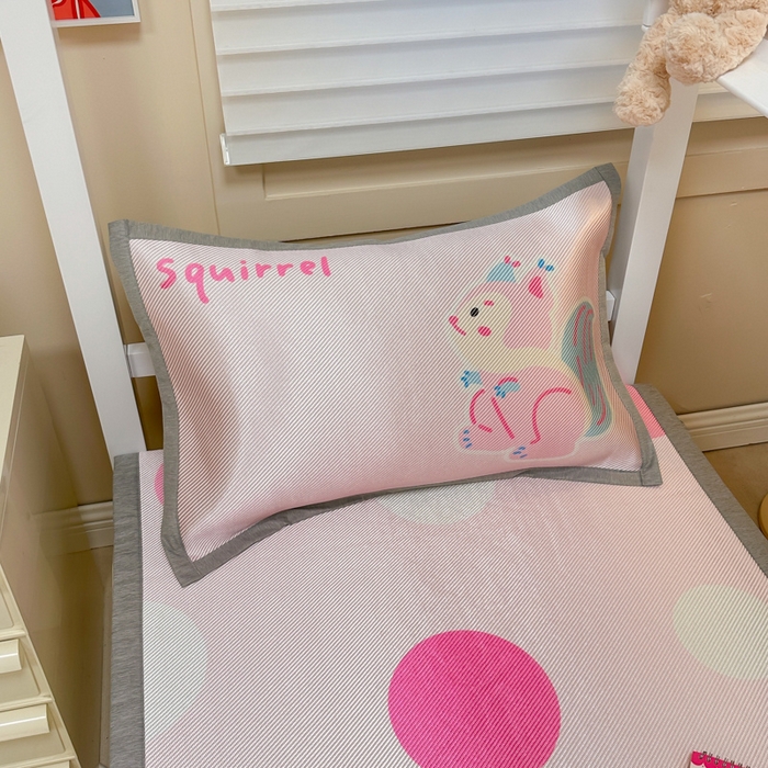 91家纺网 家纺一手货源 找家纺 懒猫家纺 2026新款600D数码印花大版学生宿舍冰藤凉席 松鼠日记