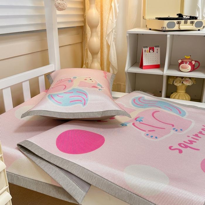 91家纺网 家纺一手货源 找家纺 懒猫家纺 2026新款600D数码印花大版学生宿舍冰藤凉席 松鼠日记