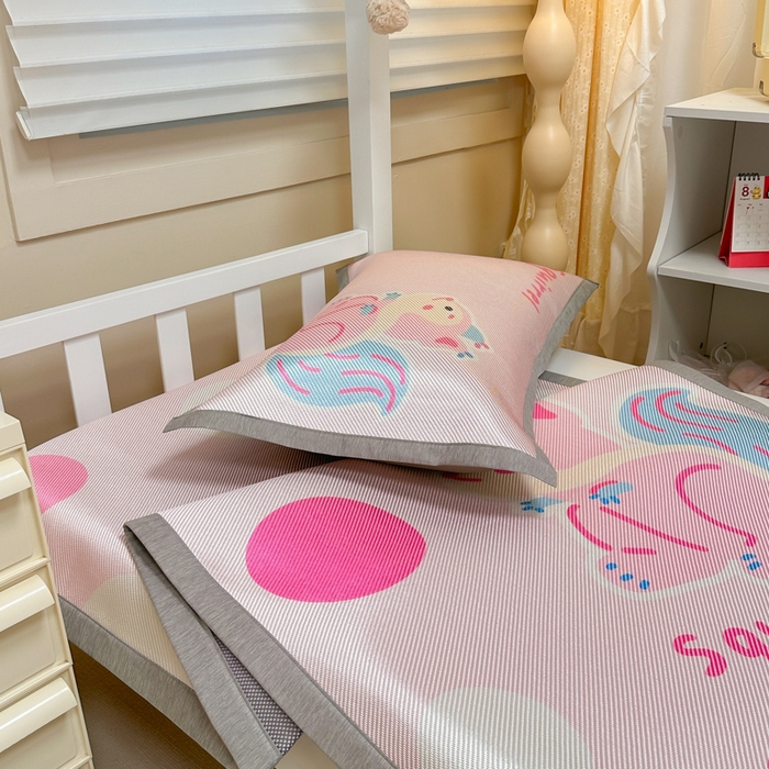 91家纺网 家纺一手货源 找家纺 懒猫家纺 2026新款600D数码印花大版学生宿舍冰藤凉席 松鼠日记