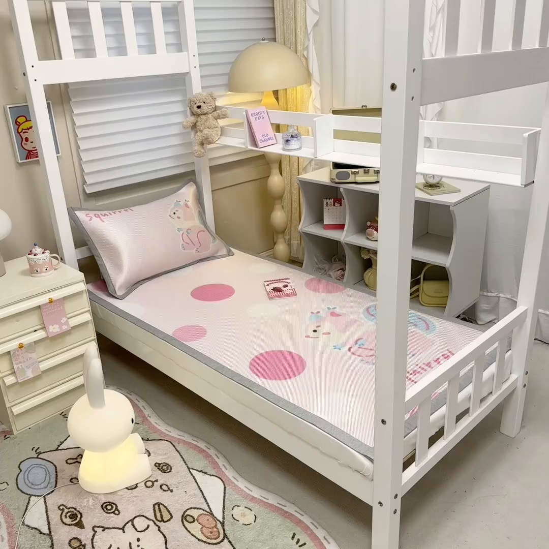 91家纺网 家纺一手货源 找家纺 懒猫家纺 2026新款600D数码印花大版学生宿舍冰藤凉席 松鼠日记