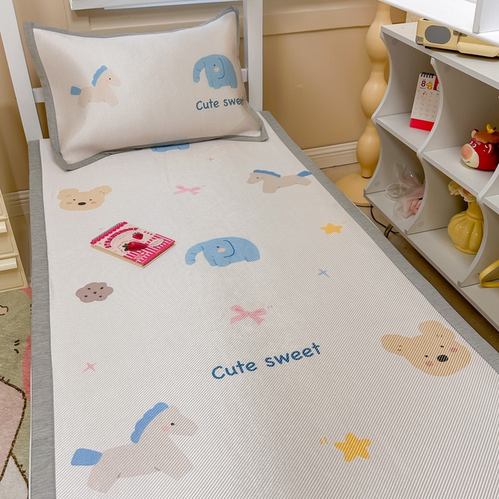 91家纺网 家纺一手货源 找家纺 懒猫家纺 2026新款600D数码印花大版学生宿舍冰藤凉席 甜美伙伴