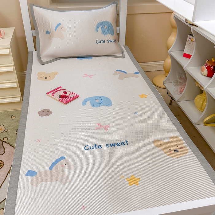 91家纺网 家纺一手货源 找家纺 懒猫家纺 2026新款600D数码印花大版学生宿舍冰藤凉席 甜美伙伴