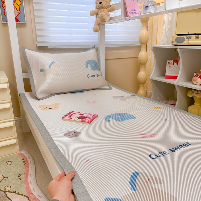 91家纺网 家纺一手货源 找家纺 懒猫家纺 2026新款600D数码印花大版学生宿舍冰藤凉席 甜美伙伴