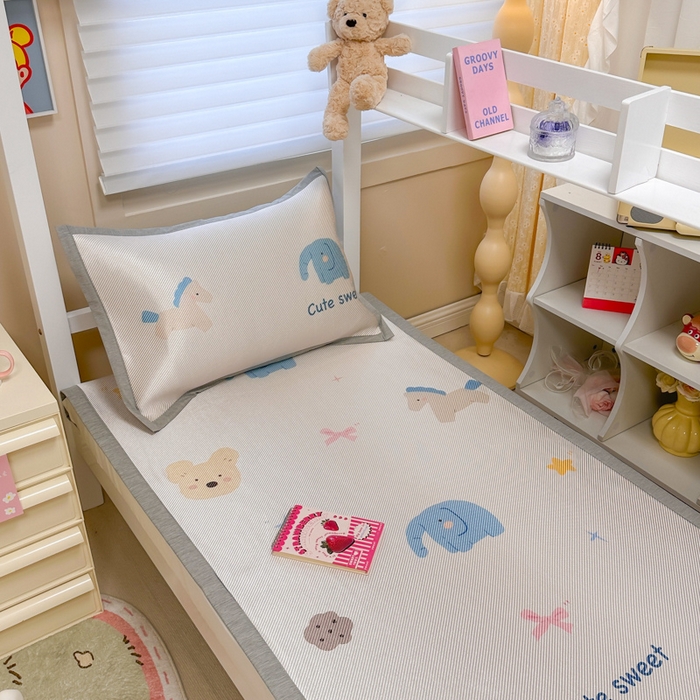 91家纺网 家纺一手货源 找家纺 懒猫家纺 2026新款600D数码印花大版学生宿舍冰藤凉席 甜美伙伴