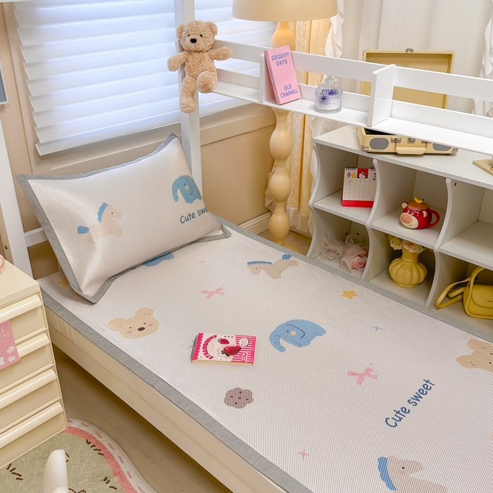 91家纺网 家纺一手货源 找家纺 懒猫家纺 2026新款600D数码印花大版学生宿舍冰藤凉席 甜美伙伴