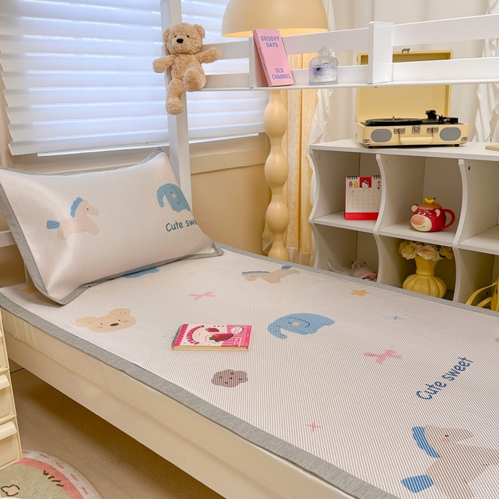 91家纺网 家纺一手货源 找家纺 懒猫家纺 2026新款600D数码印花大版学生宿舍冰藤凉席 甜美伙伴