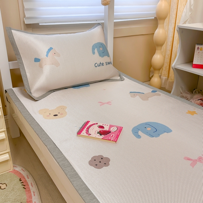 91家纺网 家纺一手货源 找家纺 懒猫家纺 2026新款600D数码印花大版学生宿舍冰藤凉席 甜美伙伴